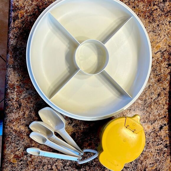 3 Pieces of Tupperware - Veggie Server with Cover, Measuring Spoons and Creamer - Picture 1 of 7